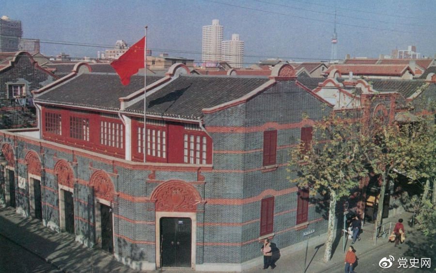 1921年7月23日 中國共產(chǎn)黨第一次全國代表大會在上海法租界望志路106號（今興業(yè)路76號）開幕。最后一天的會議轉(zhuǎn)移到浙江嘉興南湖的游船上舉行。 圖為中共一大會址。