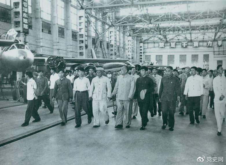 1964年7月31日，朱德視察哈爾濱飛機(jī)制造廠。