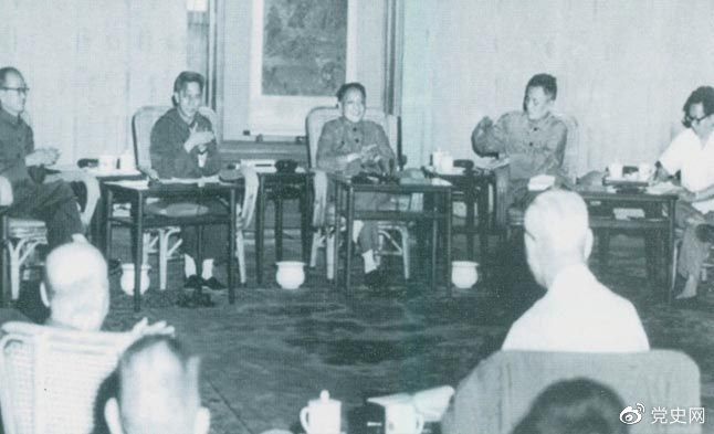 1977年8月4日—8日，鄧小平主持召開科學(xué)和教育工作座談會(huì)。
