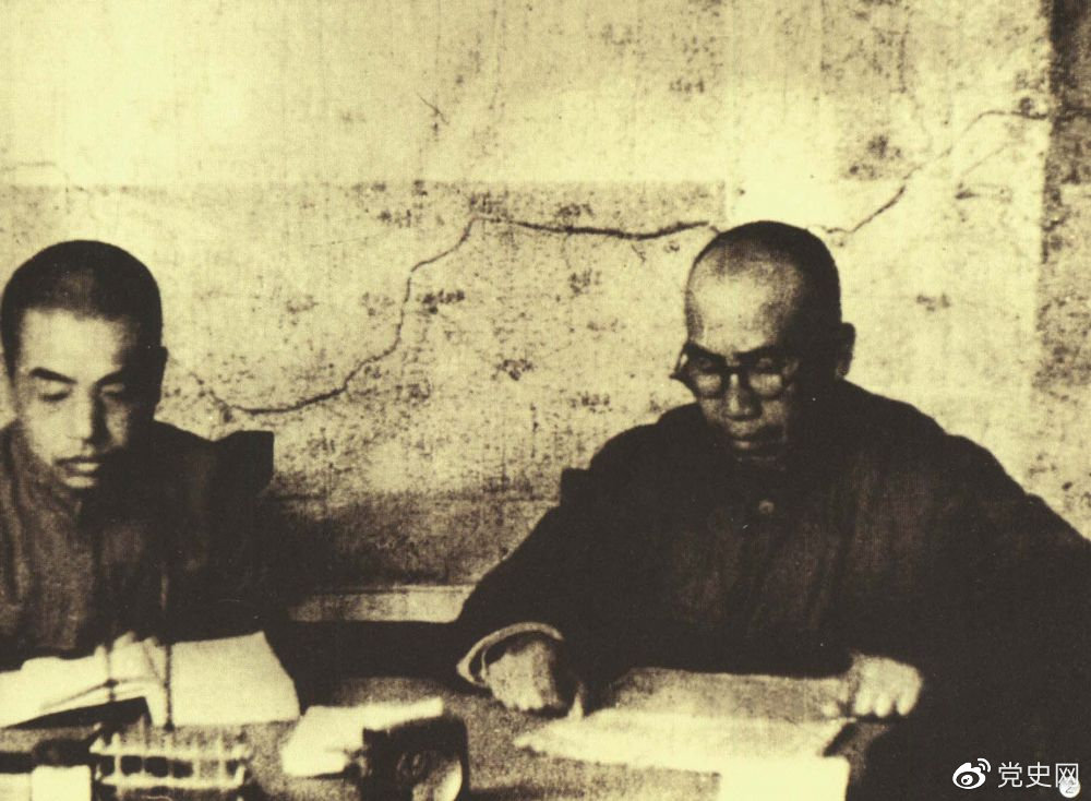 1945年8月，彭德懷任中央軍委副主席兼總參謀長，協(xié)助毛澤東、朱德指揮對日軍的大反攻。圖為朱德和彭德懷在延安。