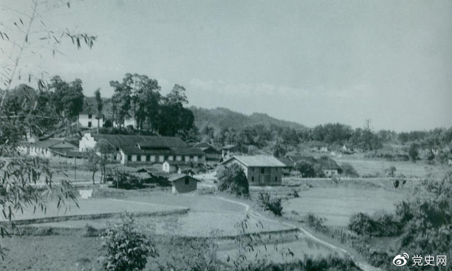 1934年8月，任弼時等率紅六軍團9700余人，從橫石和新江口出發(fā)，開始西征。圖為江西遂川縣橫石。