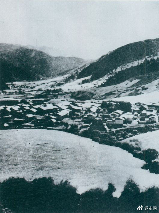 1935年8月20日，中共中央政治局在毛兒蓋召開會(huì)議，作出了《關(guān)于目前戰(zhàn)略方針之補(bǔ)充決定》，再次重申兩河口會(huì)議關(guān)于北上的戰(zhàn)略方針。圖為毛兒蓋。