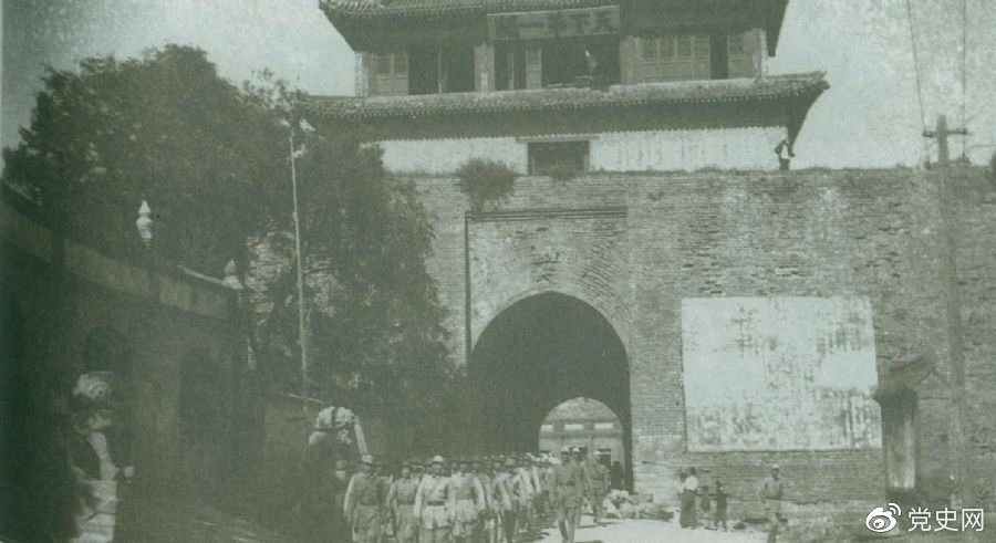 1945年8月下旬，八路軍解放山海關(guān)。