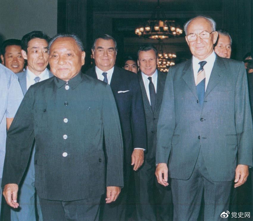 1988年9月5日，鄧小平在會(huì)見(jiàn)捷克斯洛伐克總統(tǒng)胡薩克時(shí)提出科學(xué)技術(shù)是第一生產(chǎn)力。